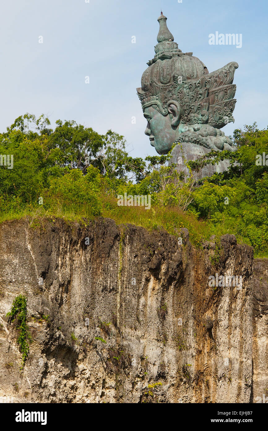 Testa della statua di Vishnu sul calcare a Garuda Wisnu Kencana, Bali, Indonesia Foto Stock