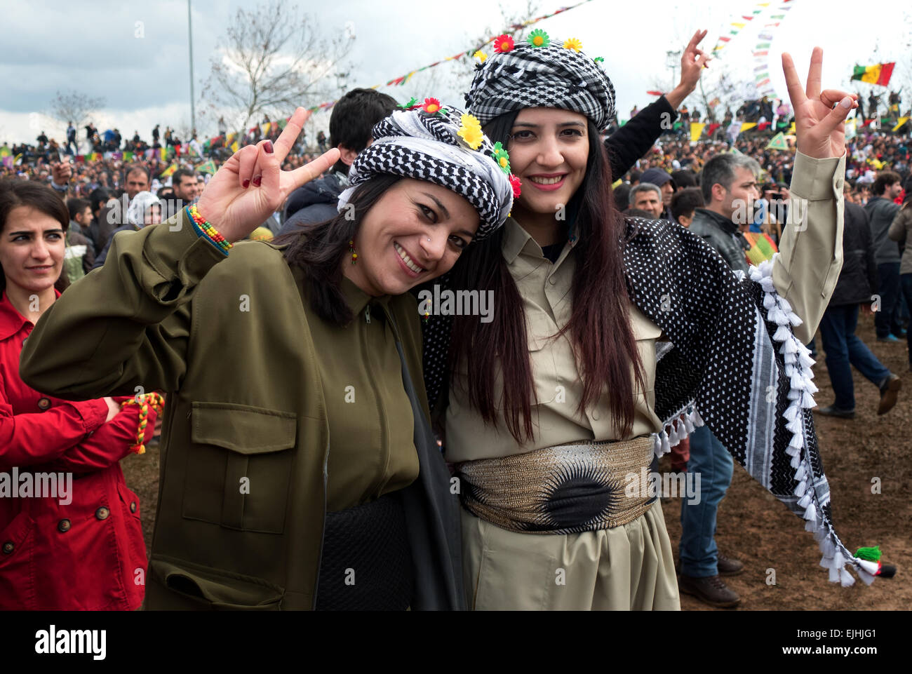 Curdi che celebrano Newroz, il nuovo anno curdo a Diyarbakir, Kurdistan turco, Turchia. Felice giovane donna curda sorridente alla macchina fotografica Foto Stock