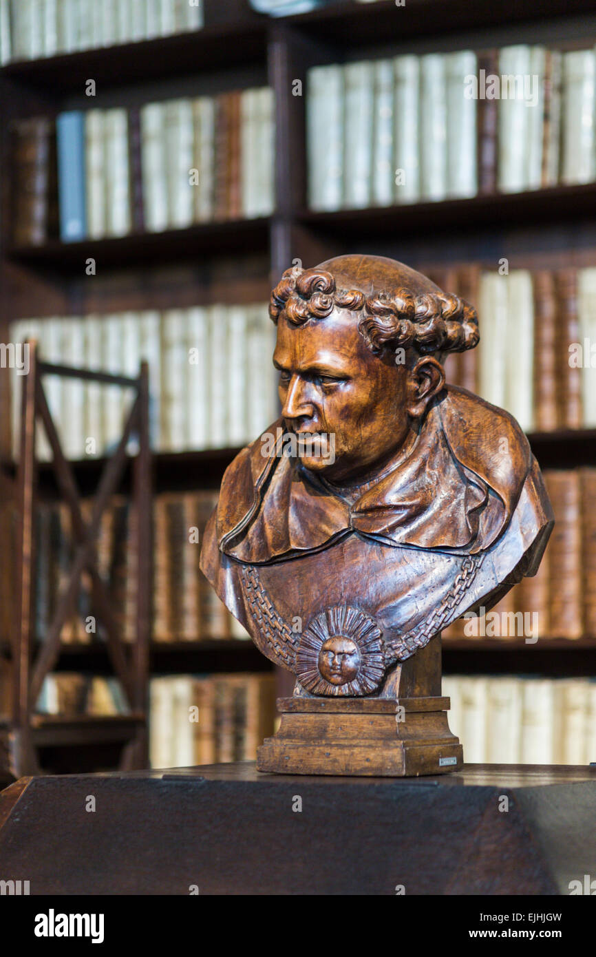 Biblioteca, busti scolpiti e libri antichi, Museo Plantin-Moretus, Anversa, Belgio Foto Stock