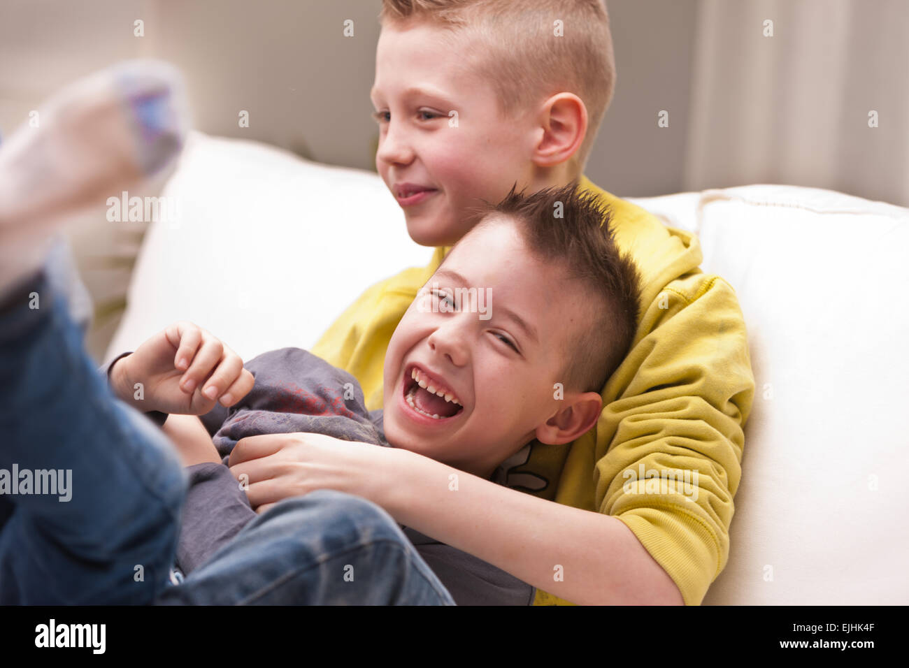 Due ragazzini forse amici o fratelli due ragazzini ridere circa il solletico Foto Stock