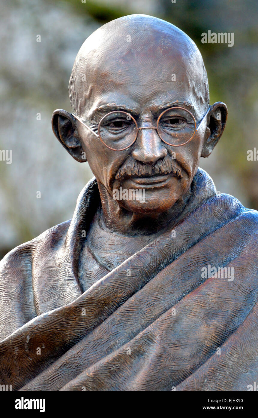 Londra, Inghilterra, Regno Unito. Statua del Mahatma Gandhi, Piazza del Parlamento. (2015: Philip Jackson) Foto Stock