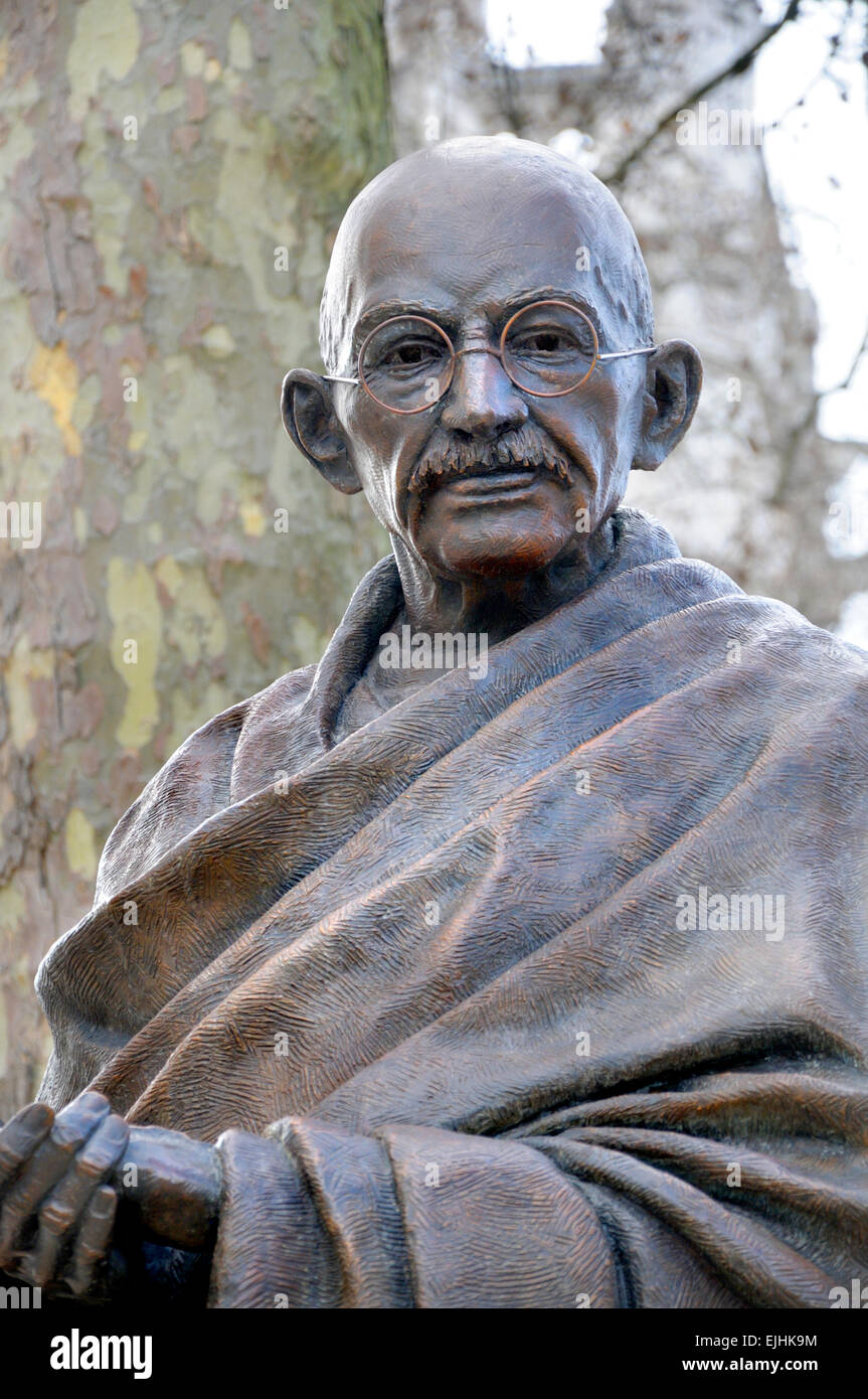 Londra, Inghilterra, Regno Unito. Statua del Mahatma Gandhi, Piazza del Parlamento. (2015: Philip Jackson) Foto Stock