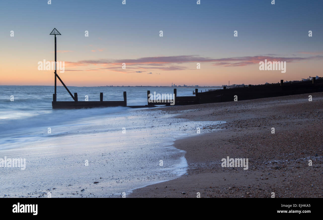 Una vista di un groyne a Hayling Island. Foto Stock