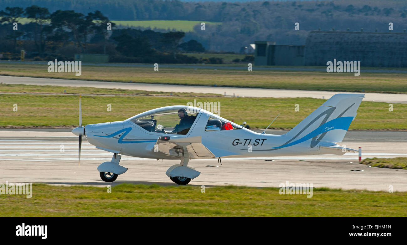 Un TL 2000UK Sting luce di carbonio aereo privato sulla pista di rullaggio a RAF Lossiemouth, murene. La Scozia. SCO 9666. Foto Stock