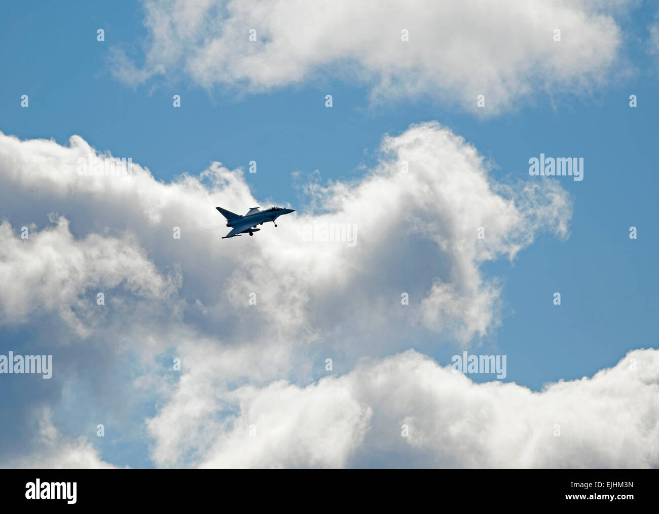 Con la sua incredibile agilità un Eurofighter scivola fuori ci sky prima di atterrare a sua casa base RAF Lossiemouth. SCO 9670 Foto Stock