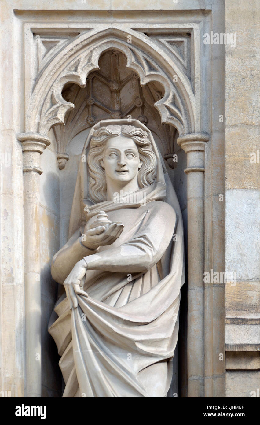 Londra, Inghilterra, Regno Unito. Statua di la porta occidentale di Westminster Abbey che rappresentano "verità" Foto Stock