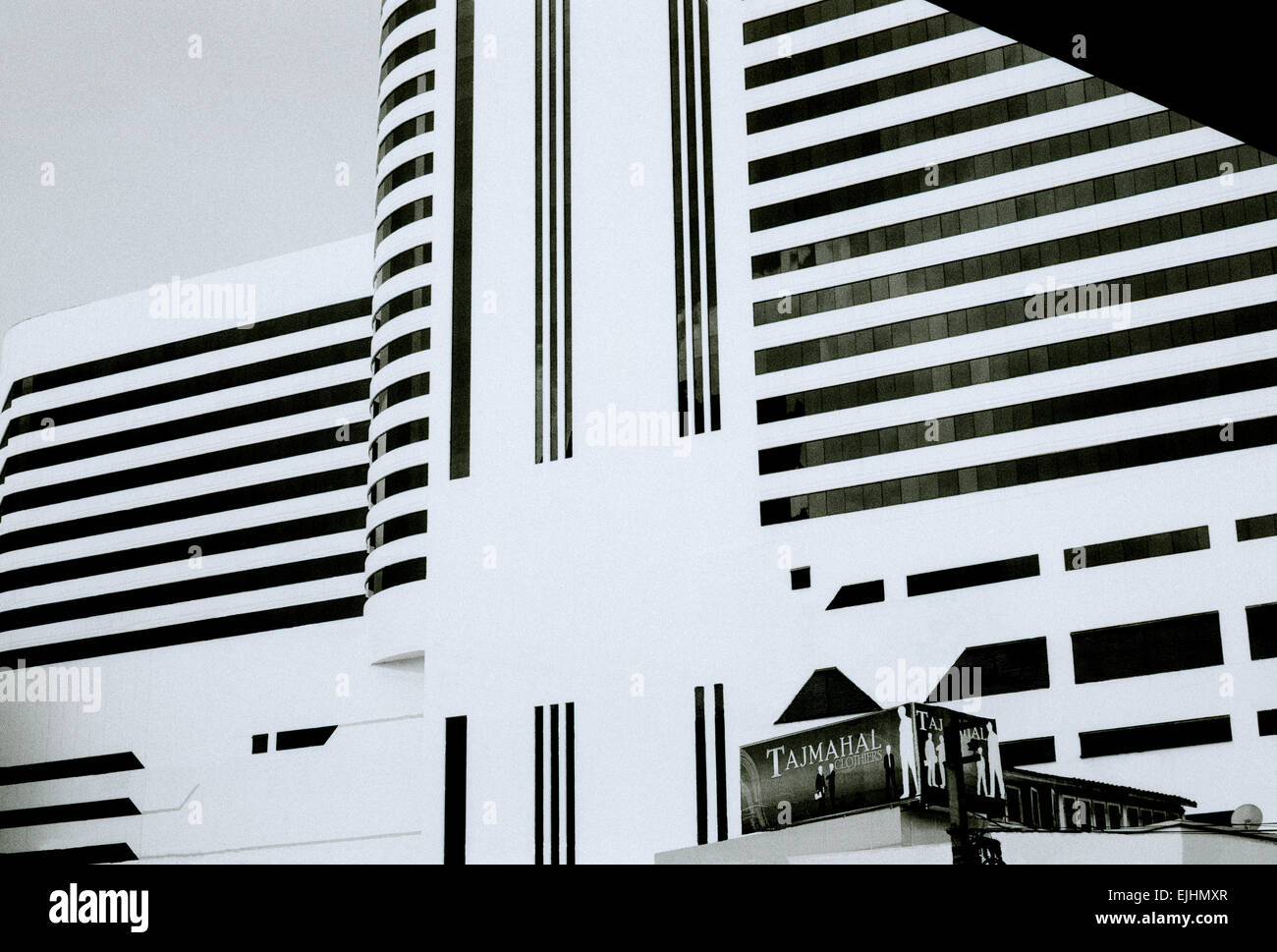Edificio di architettura moderna a Sukhumvit in Bangkok, in Thailandia, nel Sud-Est Asiatico. Bella Urban modernity City Design Viaggi b&w Foto Stock