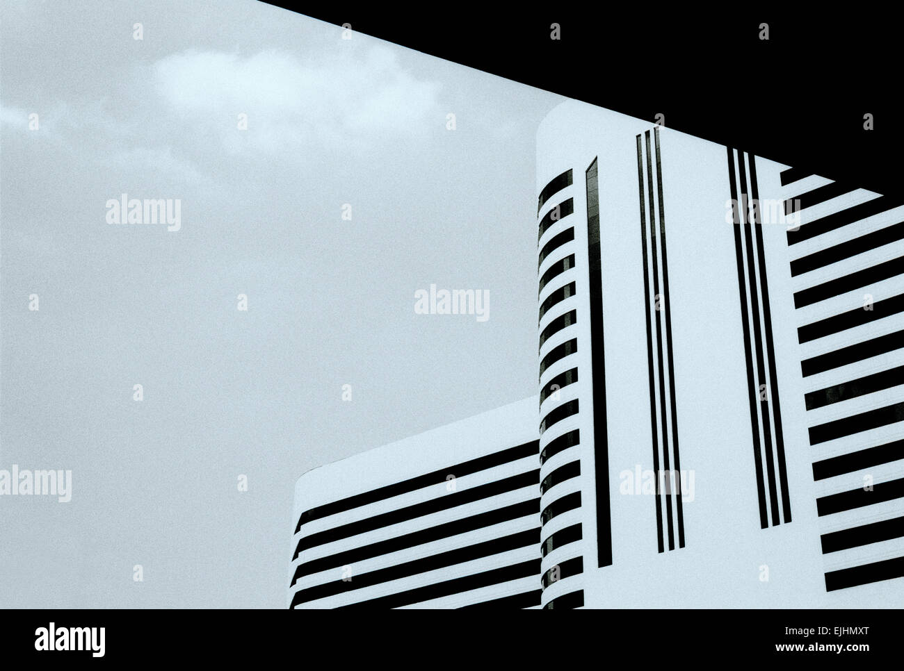 Edificio di architettura moderna a Sukhumvit in Bangkok, in Thailandia, nel Sud-Est Asiatico. Bella Urban modernity City Design Viaggi b&w Foto Stock