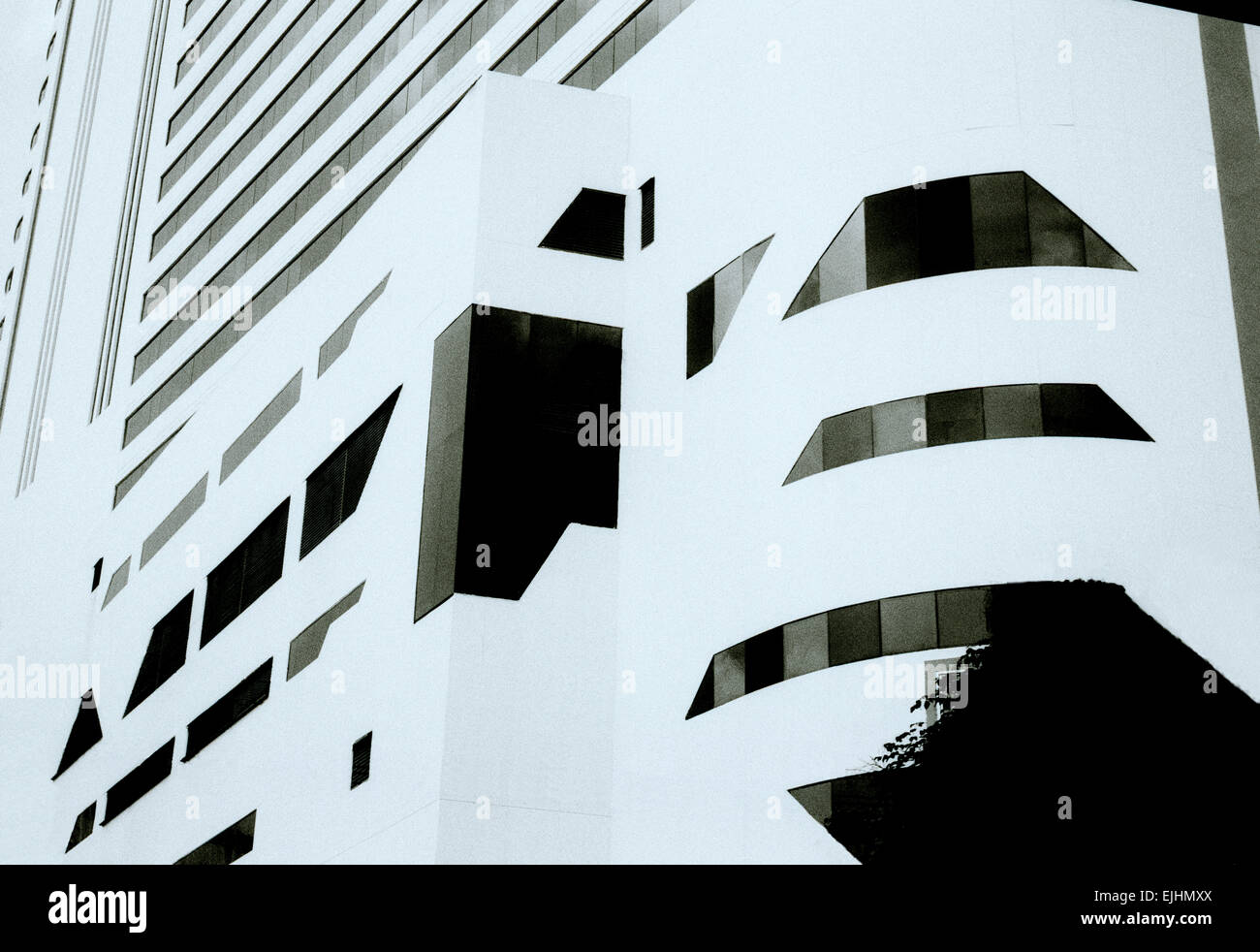 Edificio di architettura moderna a Sukhumvit in Bangkok, in Thailandia, nel Sud-Est Asiatico. Bella Urban modernity City Design Viaggi b&w Foto Stock