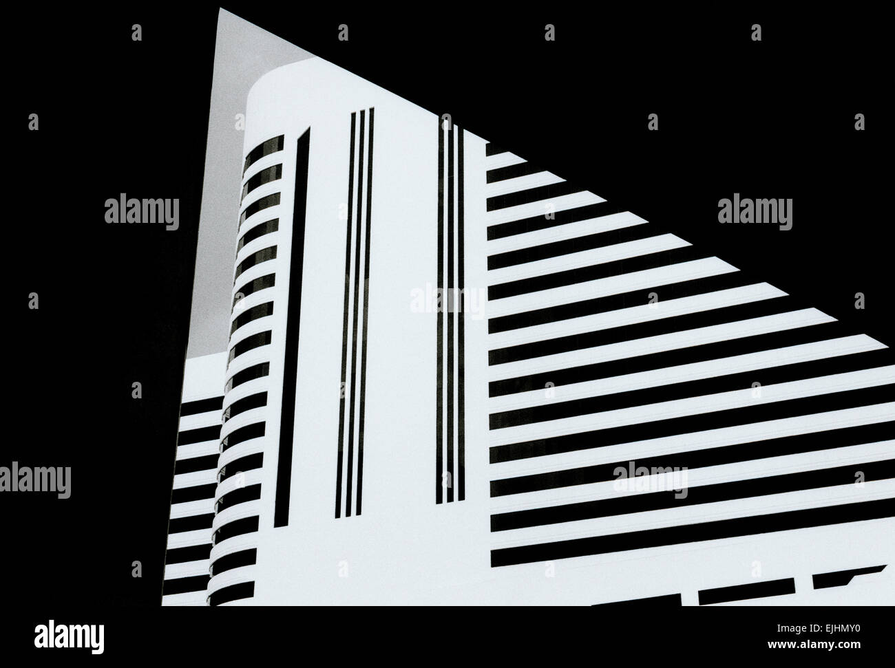 Edificio di architettura moderna a Sukhumvit in Bangkok, in Thailandia, nel Sud-Est Asiatico. Bella Urban modernity City Design Viaggi b&w Foto Stock