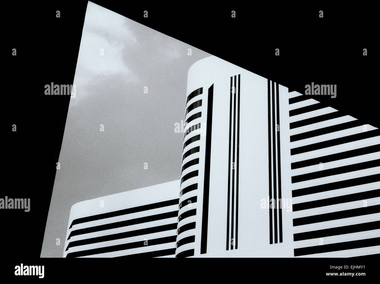 Edificio di architettura moderna a Sukhumvit in Bangkok, in Thailandia, nel Sud-Est Asiatico. Bella Urban modernity City Design Viaggi b&w Foto Stock