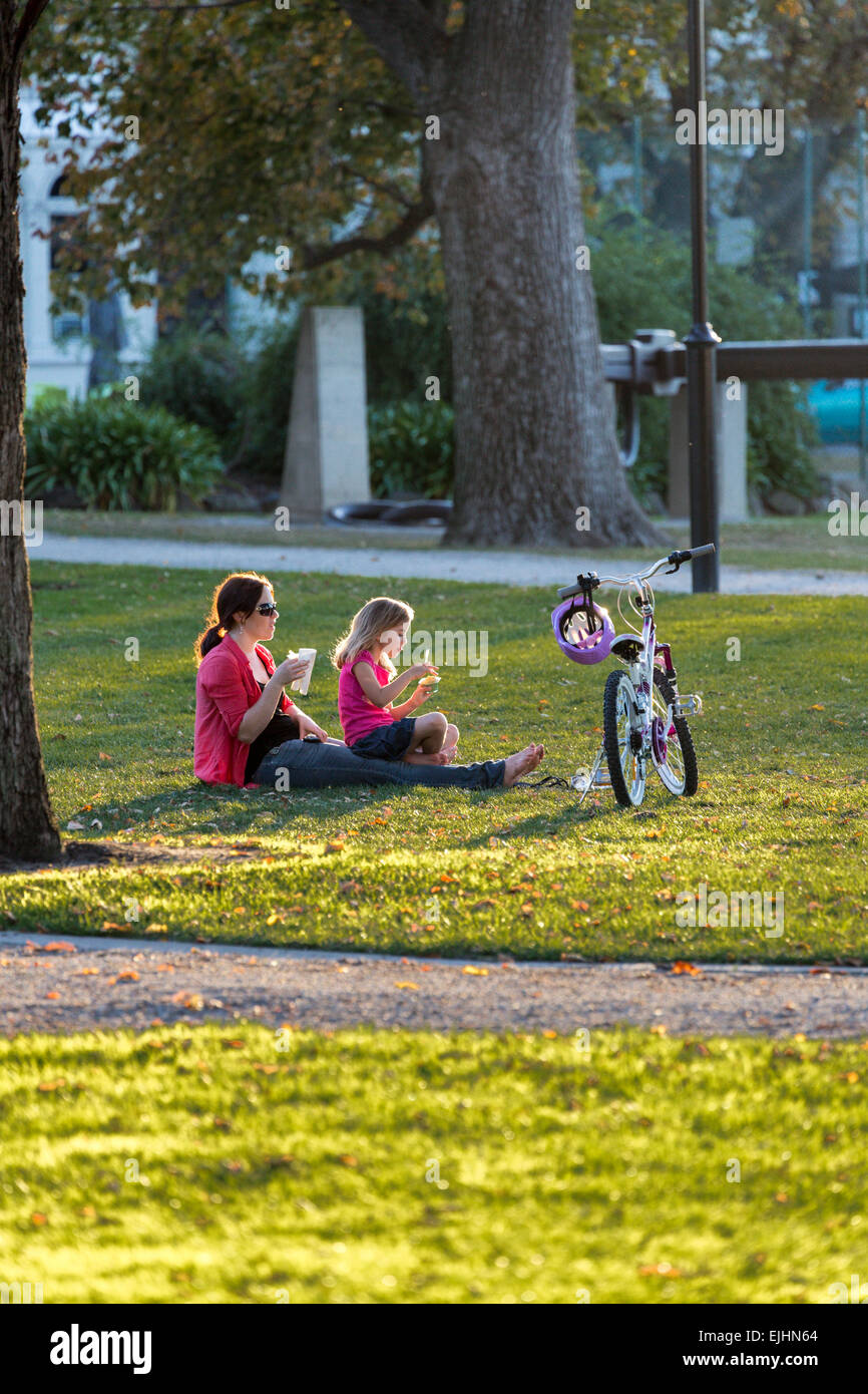 Madre e figlia nella riserva del Commonwealth park, Williamstown, Australia Foto Stock