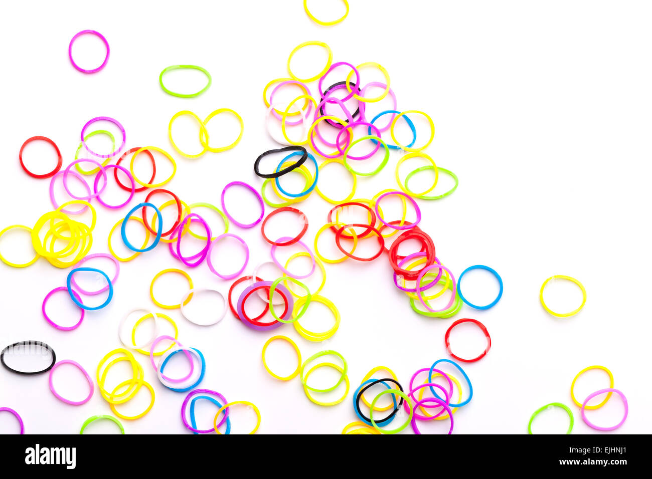 Piccolo giro colorate bande di gomma per la realizzazione di rainbow telaio bracciali isolati su sfondo bianco Foto Stock