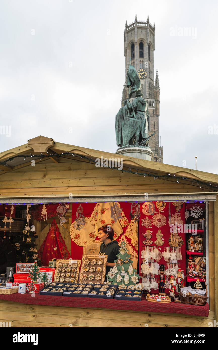 Mercatino di Natale in piazza principale di Bruges, Belgio Foto Stock