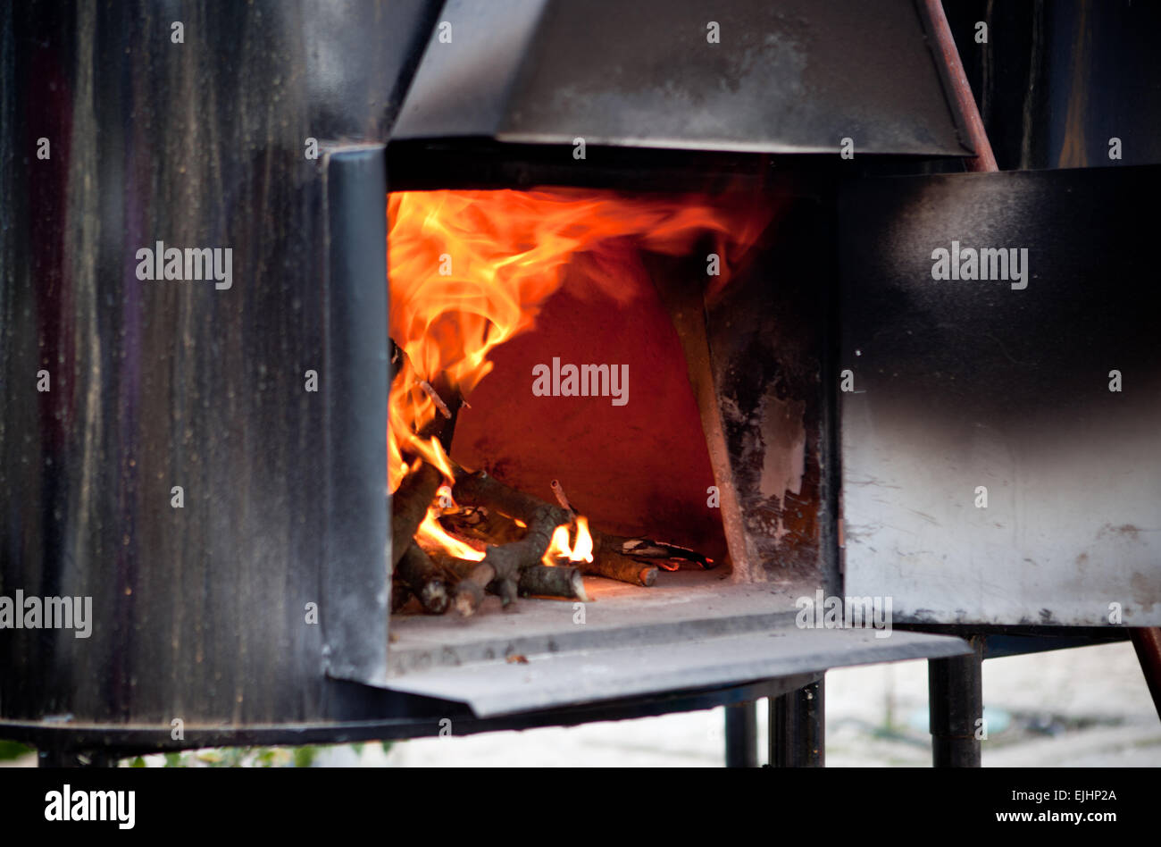 Nero di forno di ferro sul fuoco utilizzato per la cottura del pane,  Portogallo Foto stock - Alamy