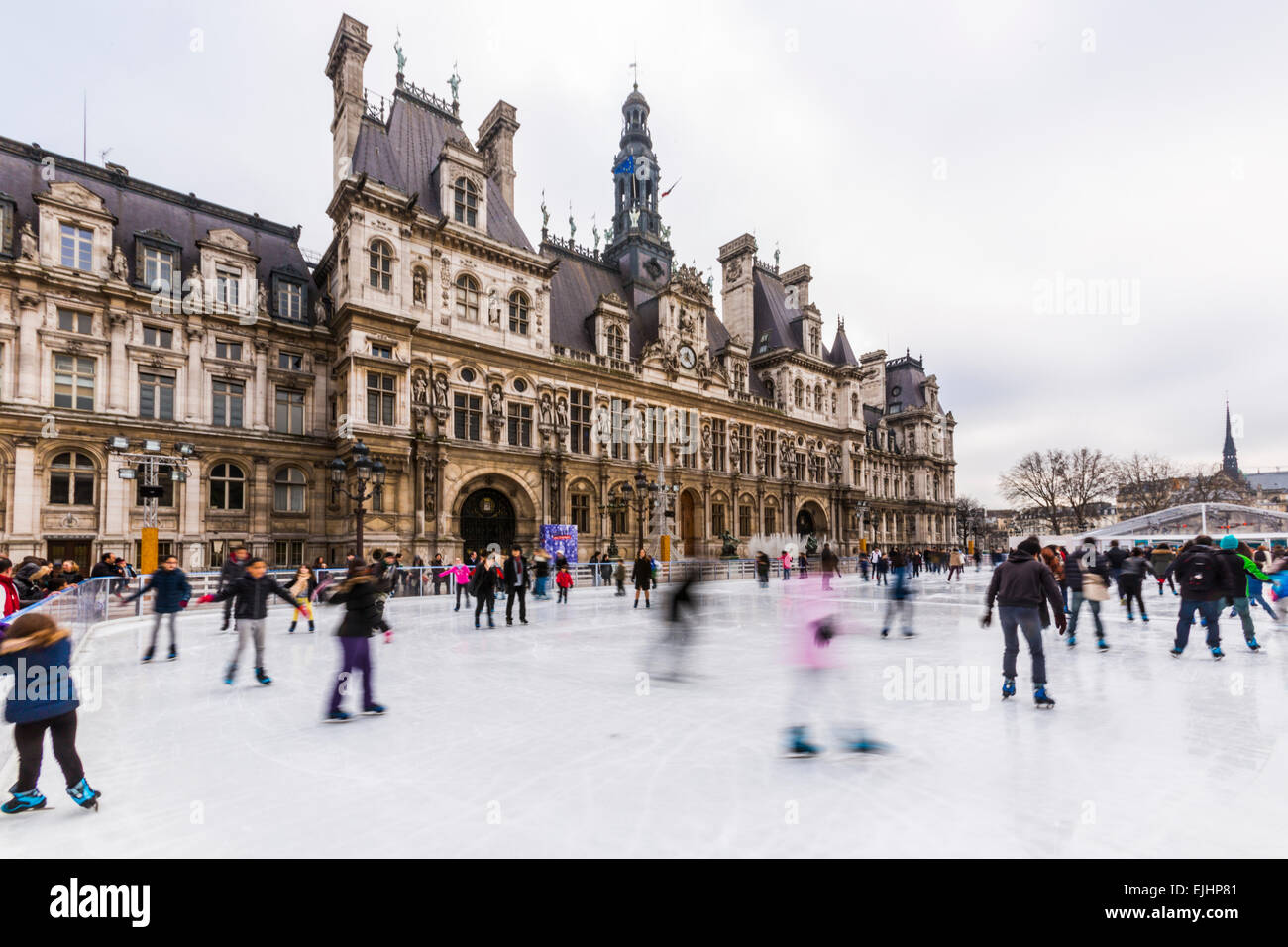 Persone il pattinaggio su ghiaccio al di fuori del Hotel de Ville di Parigi, Francia, nel tempo di Natale Foto Stock