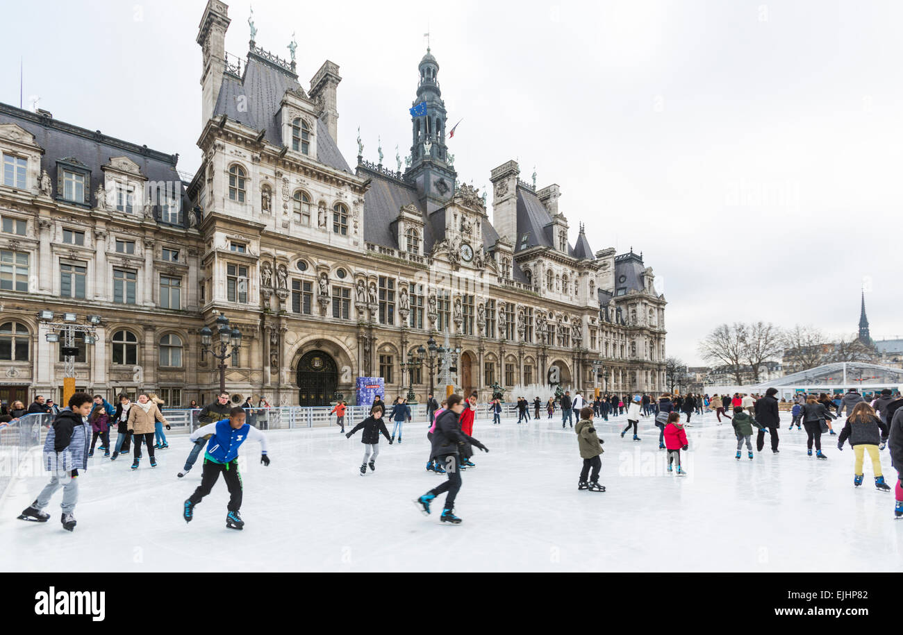 Persone il pattinaggio su ghiaccio al di fuori del Hotel de Ville di Parigi, Francia, nel tempo di Natale Foto Stock