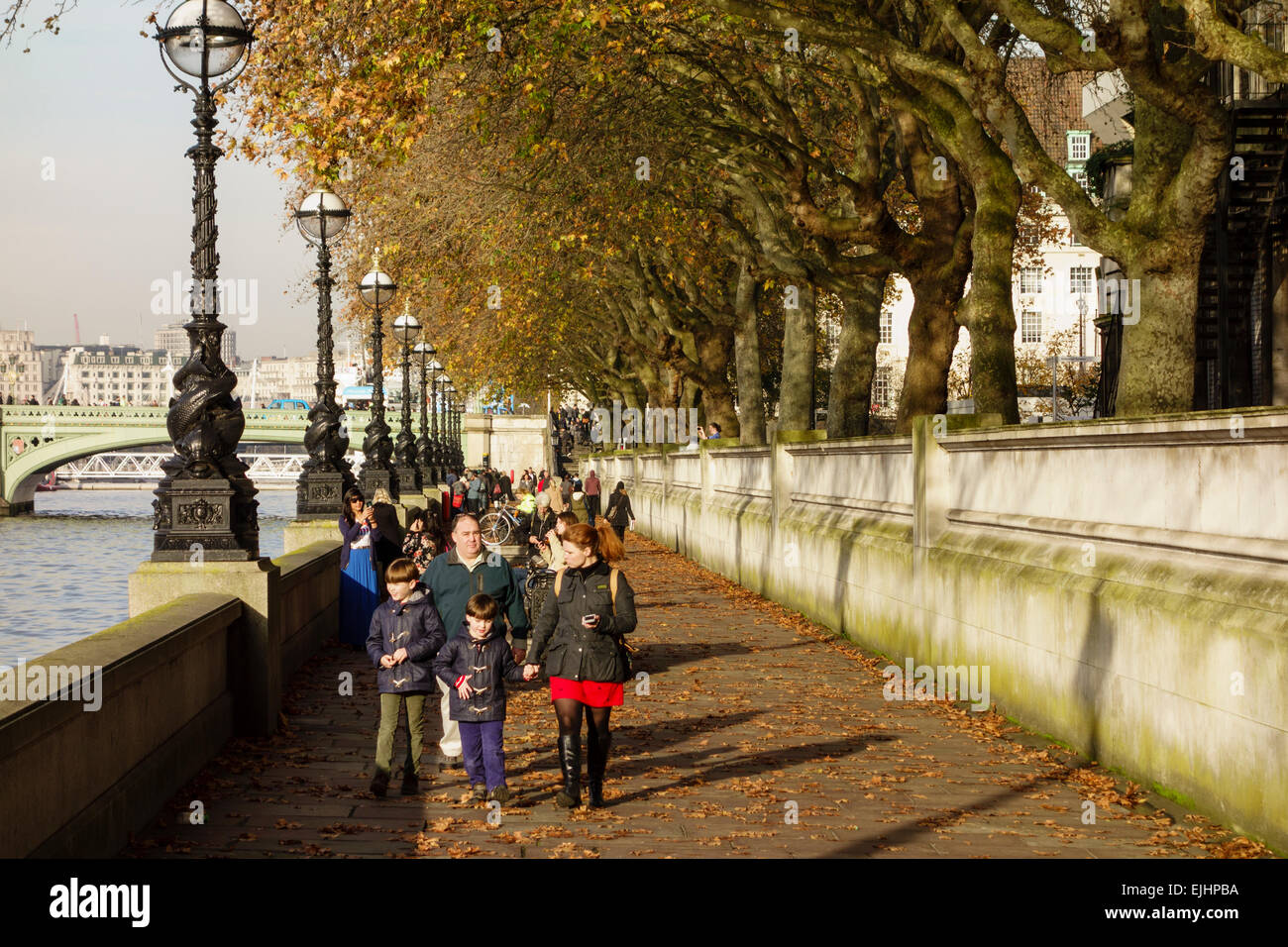 La gente camminare lungo il Fiume Tamigi (Thames Path) vicino a Westminster Bridge, London, Regno Unito Foto Stock