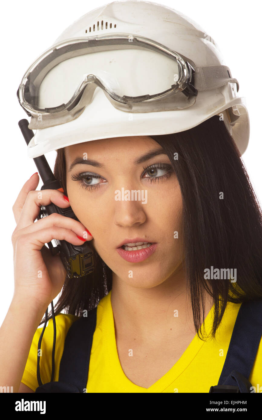 Femmina grave operaio edile a parlare con un walkie-talkie Foto Stock