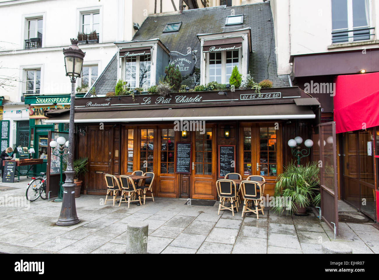 Outdoor cafe ristorante Le Petit Chatelet a Parigi, Francia Foto Stock