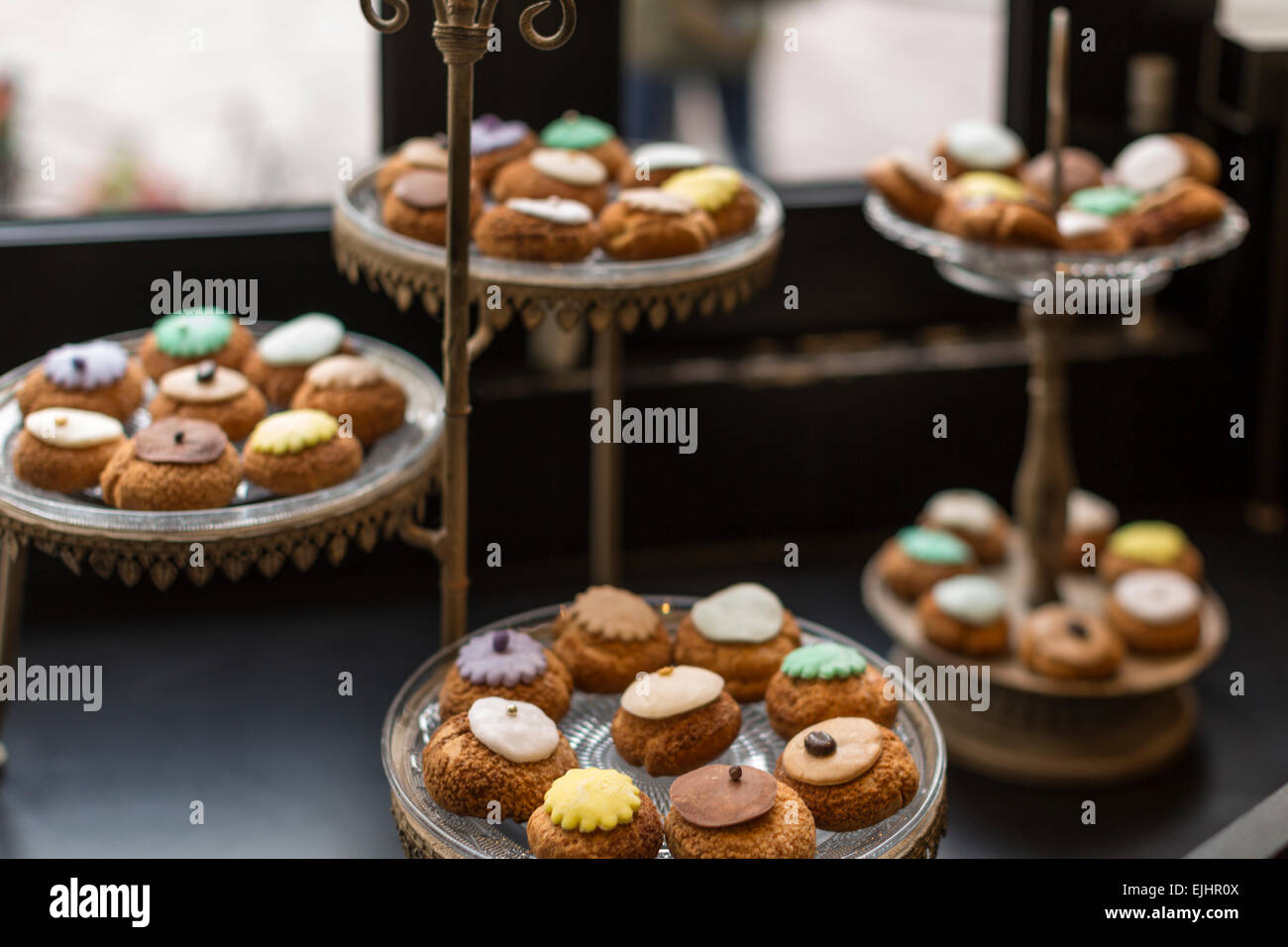 Bignè su piatti, Odette pasticceria, Parigi, Francia Foto Stock
