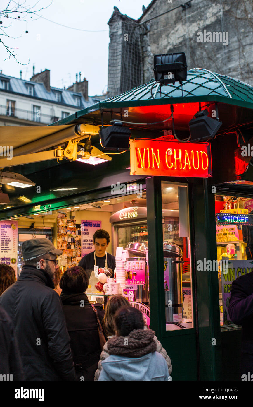 Vino caldo street stand con le persone, Parigi, Francia Foto Stock