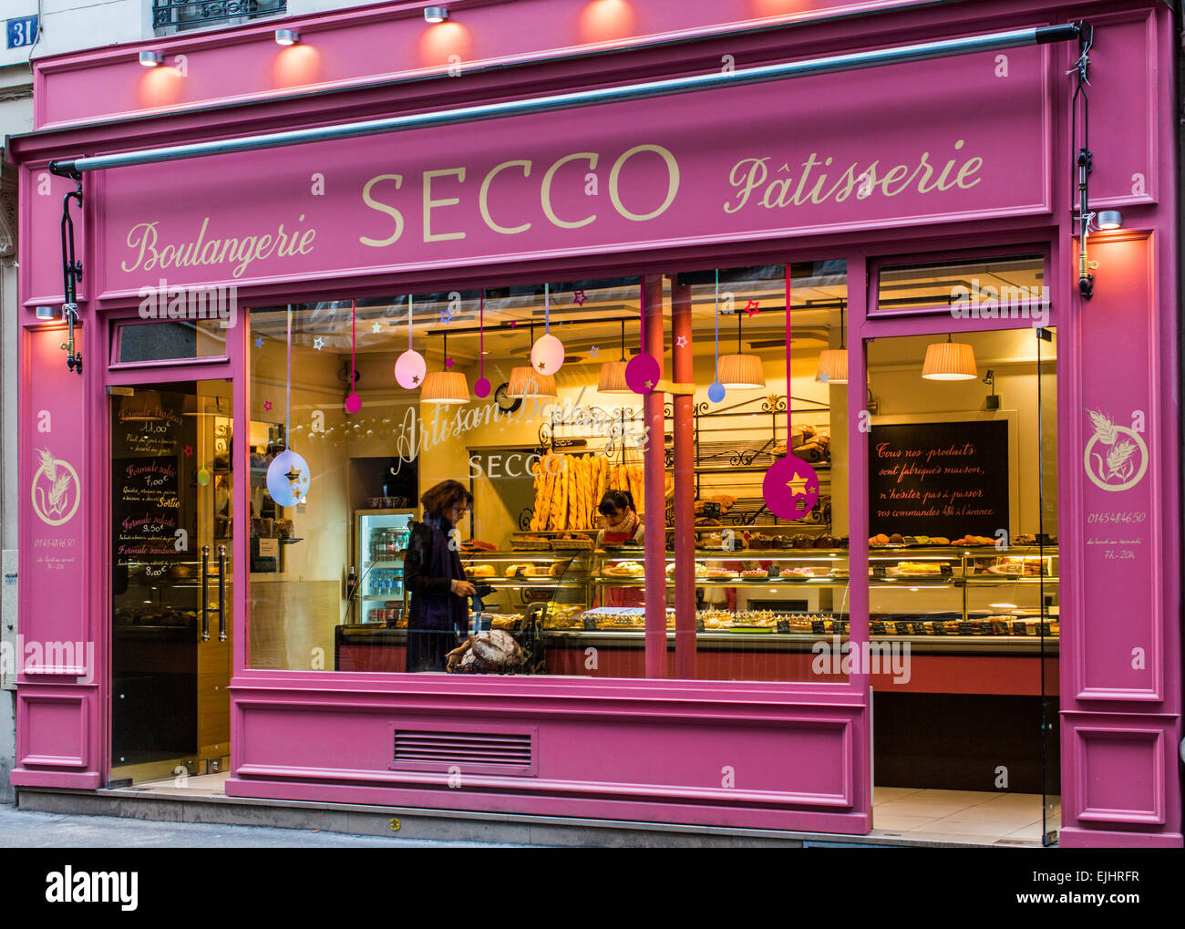 Prodotti da forno e pasticceria con persone che acquistano il pane, Parigi,  Francia Foto stock - Alamy