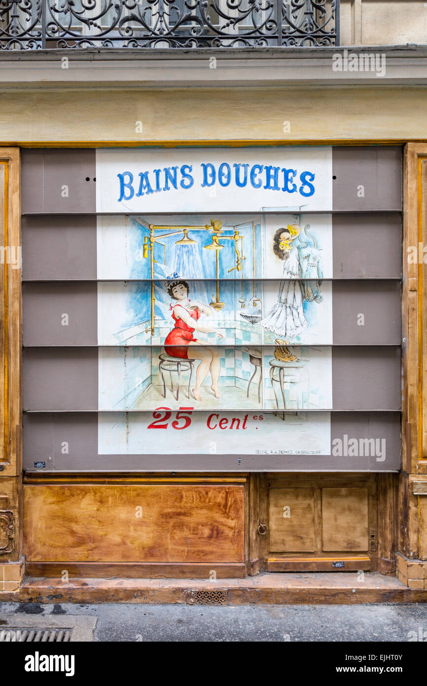 Dipinto store tapparelle su Rue Cavallotti, Montmartre, Parigi, Francia Foto Stock