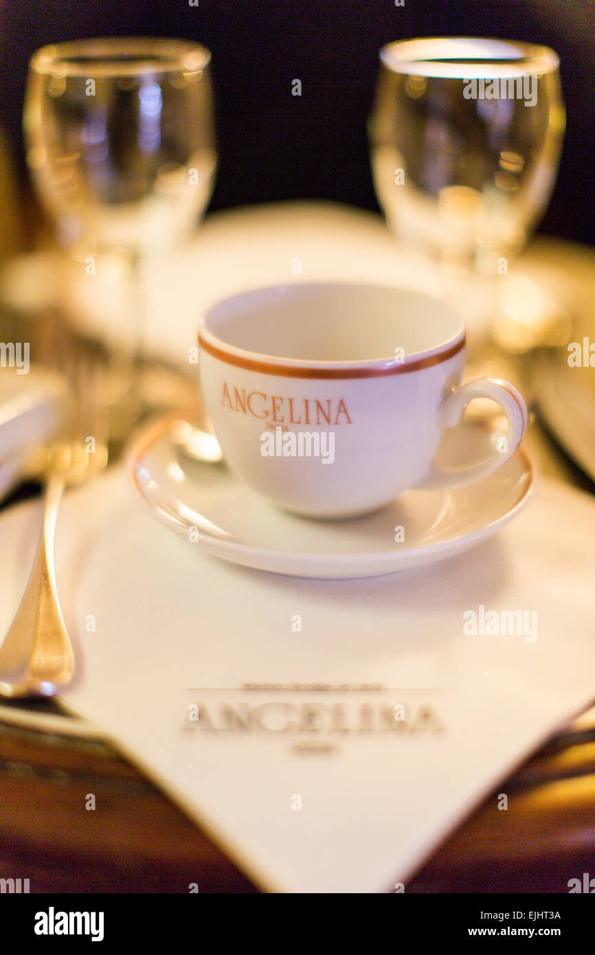 Angelina sala da tè luogo impostazione con tazza, Parigi, Francia Foto Stock