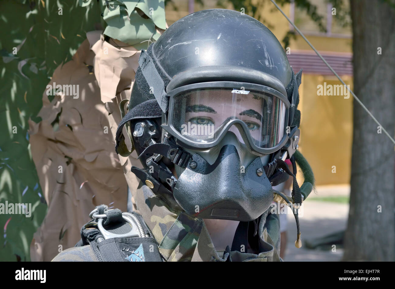 Elmetto militare con maschera Foto Stock