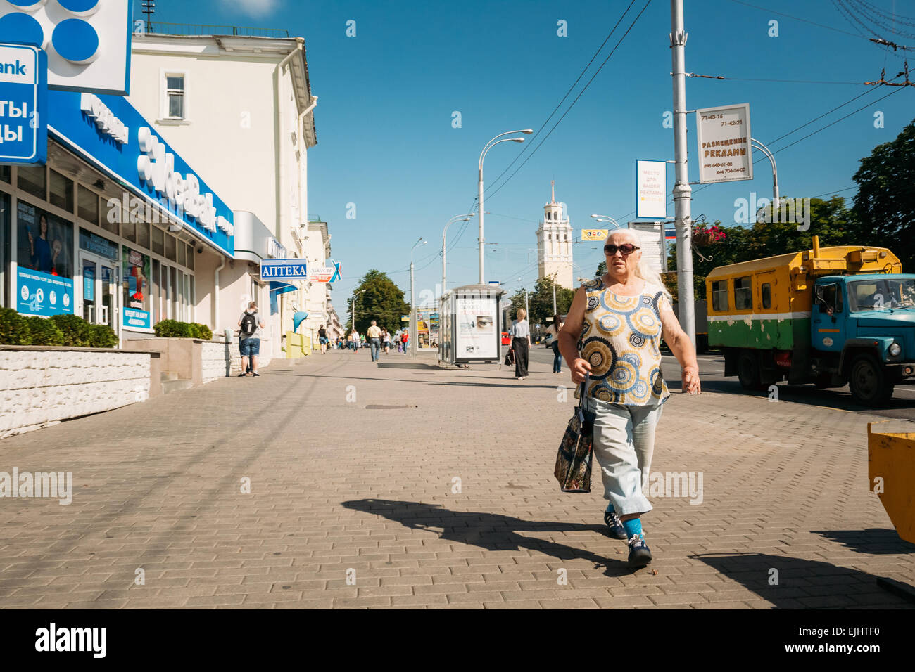 Un unidentified womman incrocio sulla Sovetskaya street a Gomel, Bielorussia Foto Stock