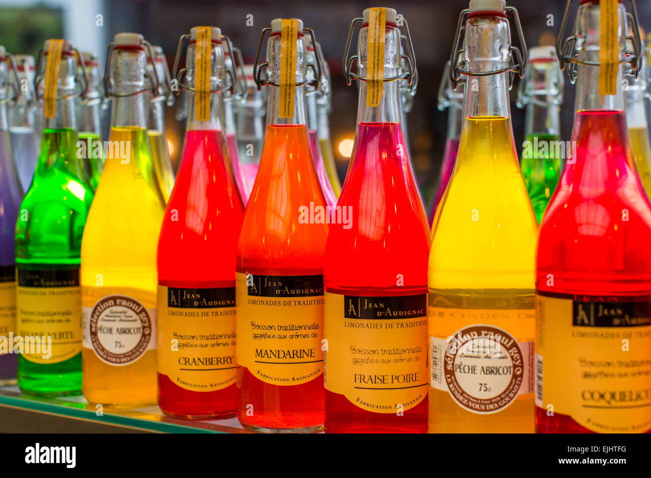 Vivacemente colorato imbottigliato soft drinks, Parigi, Francia Foto Stock