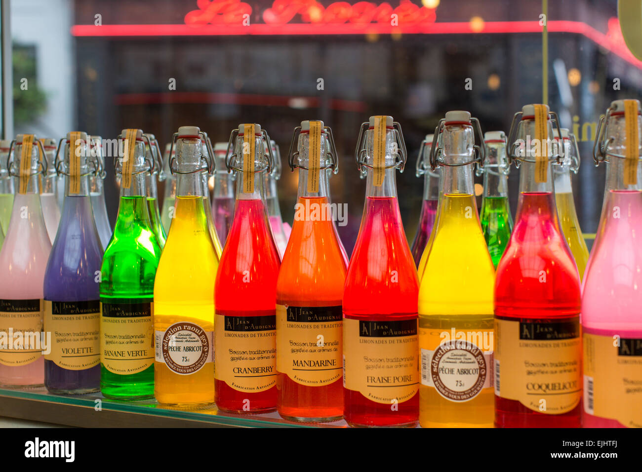 Vivacemente colorato imbottigliato soft drinks, Parigi, Francia Foto Stock