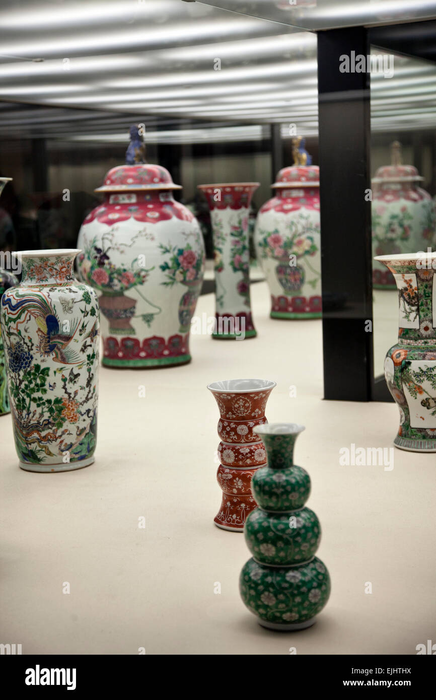 Porcellana e Ceramica vasi e piastre a Museu Calouste Gulbenkian - Lisbona Portogallo Foto Stock