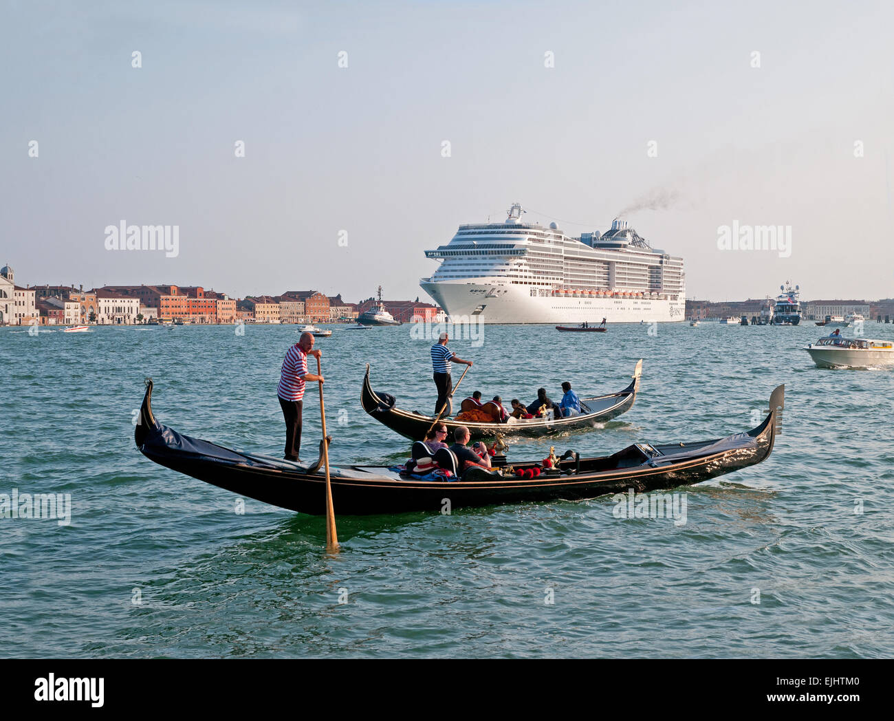 Due gondole l'impostazione off da Riva degli Schiavoni Venezia Italia con l'Isola di San Giorgio e la nave da crociera MSC Preziosa dietro Foto Stock