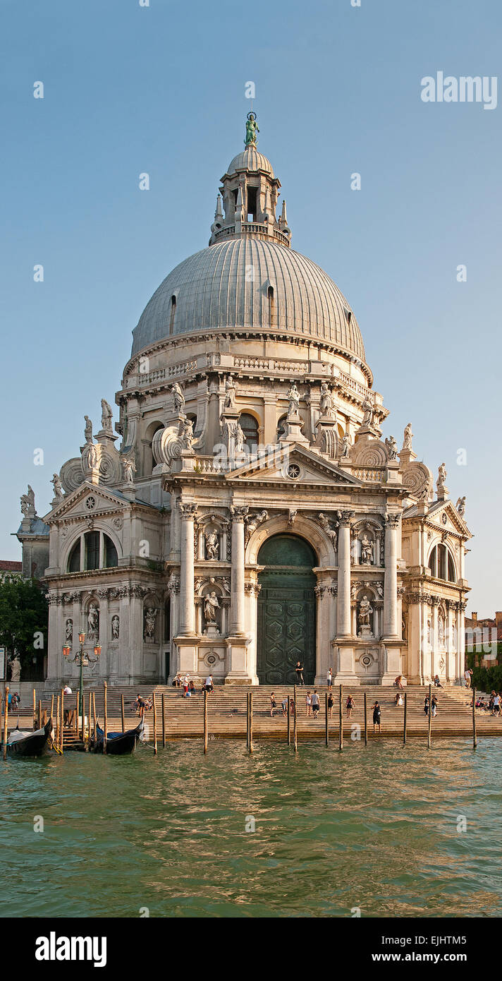 Basilica di Santa Maria della Salute vista dal Canal Grande Venezia Italia nel pomeriggio di sole con ormeggiate barche a motore Foto Stock