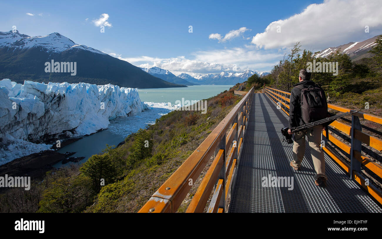 Fotografo camminando sulla passerella. Ghiacciaio Perito Moreno. Parco nazionale Los Glaciares. La Patagonia. Argentina Foto Stock