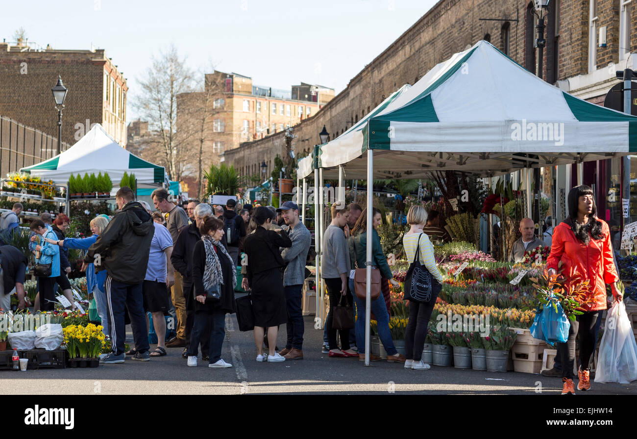 Bancarelle e fiori a Columbia Road Flower Market, Londra, Inghilterra Foto Stock