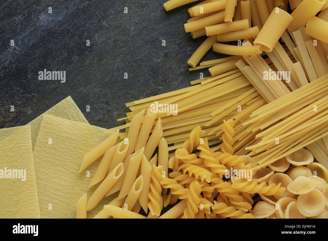 Pasta secca sullo sfondo di selezione Foto Stock