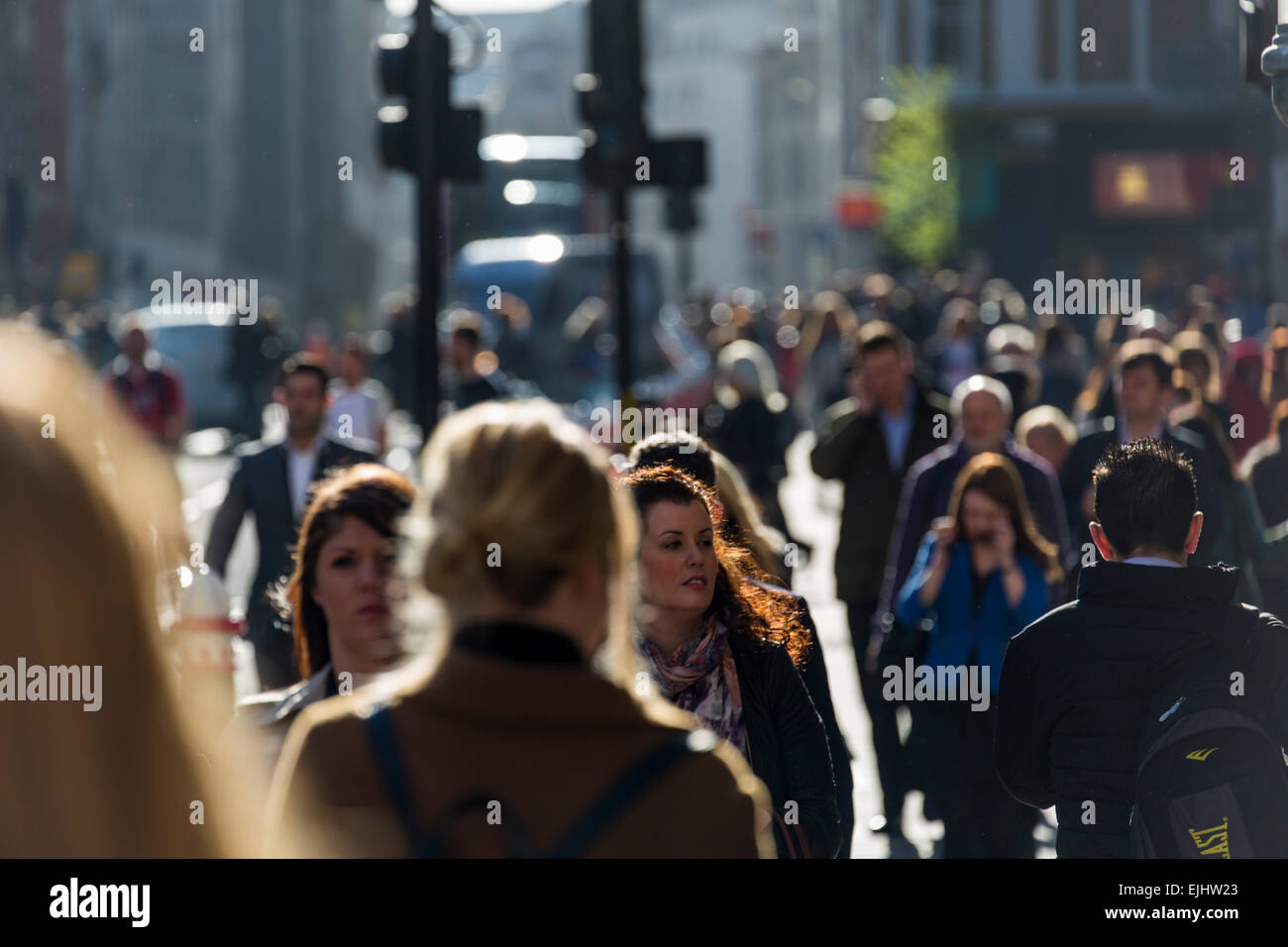 Le persone che si recano a lavorare nella città di Londra presso il Morning Rush Hour, Londra, Inghilterra Foto Stock