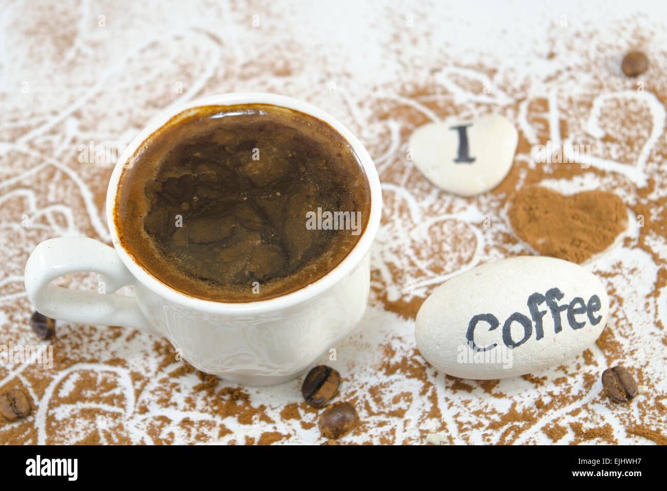 Tazza di caffè con un cuore sottilmente polistirolo sagomato decorato con fiori e a forma di banana cioccolato Foto Stock
