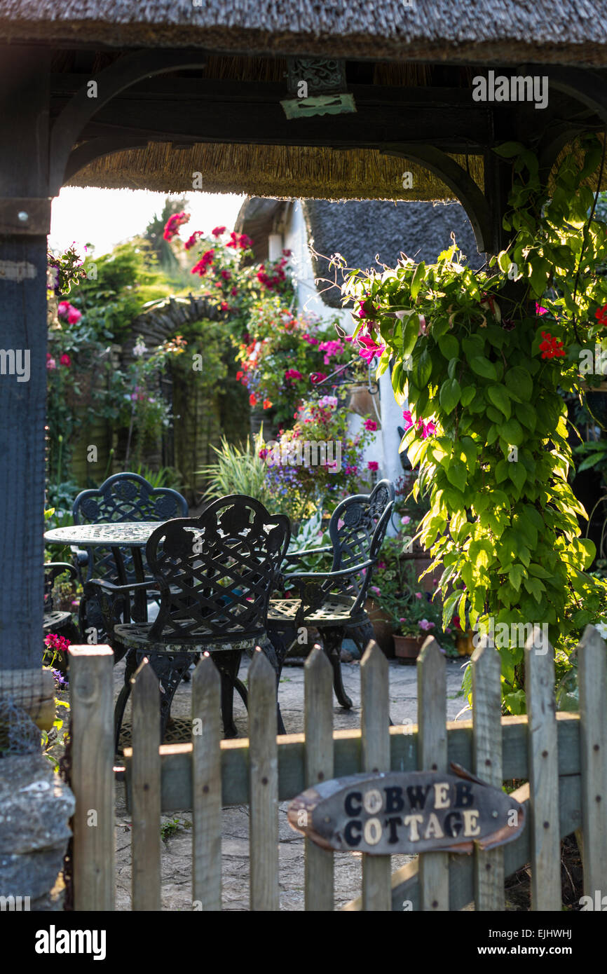 Gate e giardino della ragnatela di paglia Cottage, New Forest, Hampshire, Inghilterra Foto Stock