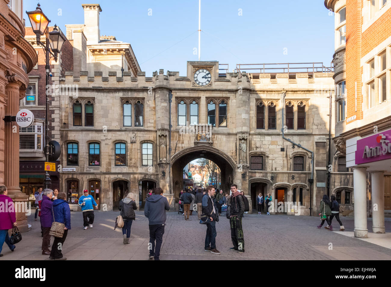 Xvi secolo edificio Tudor. Il Stonebow Gate che ospita la Guildhall, Lincoln, England, Regno Unito Foto Stock