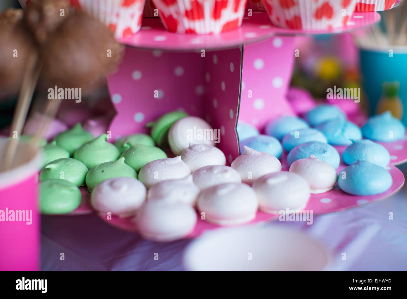 Dolce meringhe colorate, popcorn, torte di crema pasticcera e pop di torta  sul tavolo Foto stock - Alamy