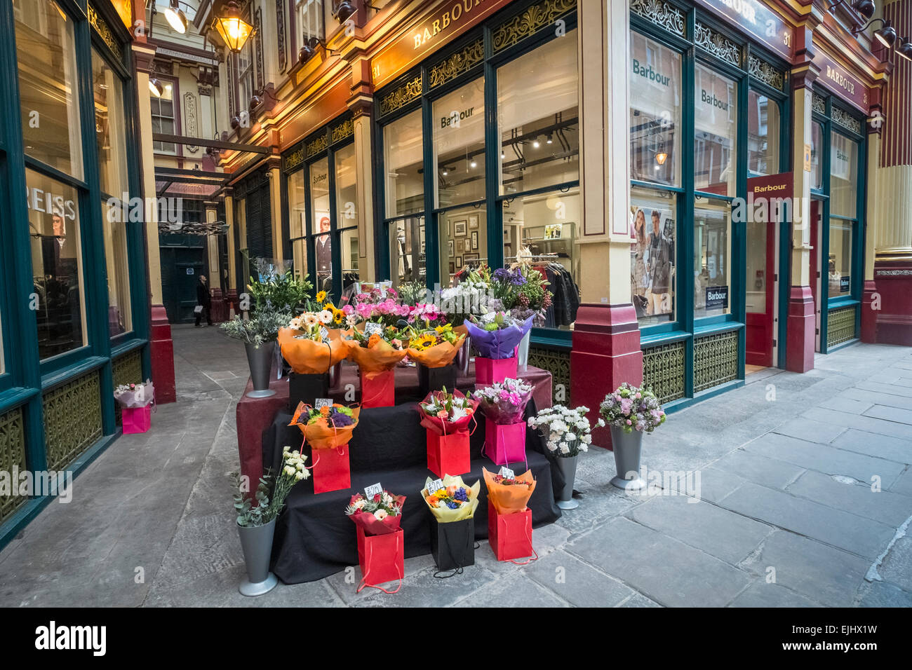 Mazzi di fiori all'interno di stile vittoriano mercato Leadenhall, London, England Regno Unito Foto Stock