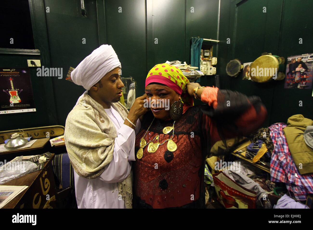 (150327) -- Il Cairo, 27 marzo 2015 (Xinhua) -- Nubian artisti preparare per la performance al dietro le quinte prima di uno spettacolo al Cairo, Egitto, 26 marzo, 2014. (Xinhua/Ahmed Gomaa) (zhf) Foto Stock