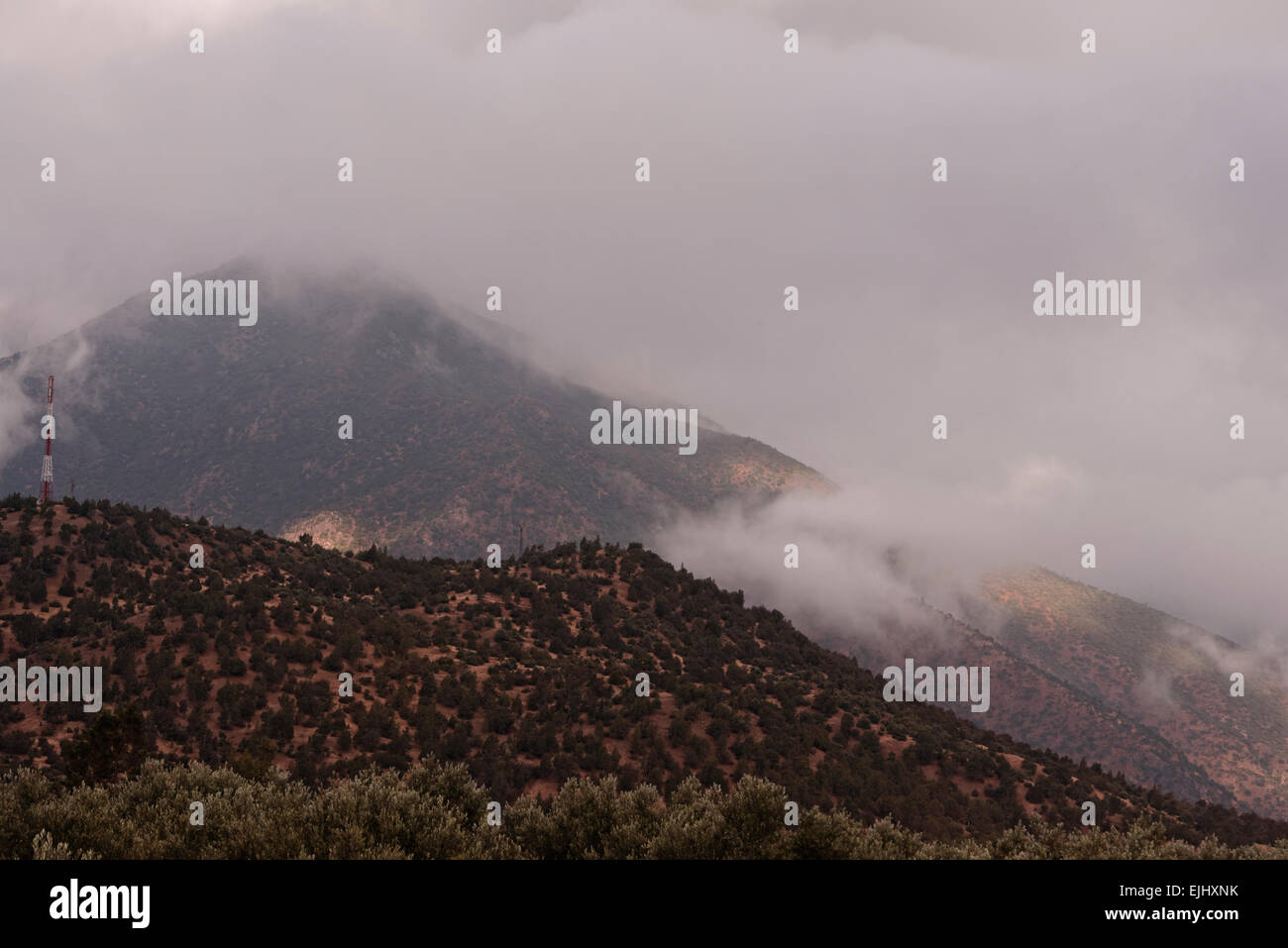 Atlas mountain range dietro il cloud e la nebbia di mattina Foto Stock