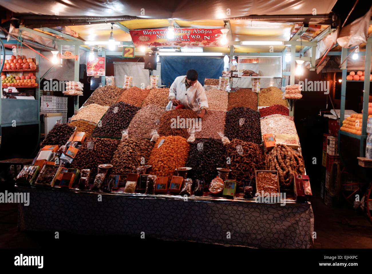 Illuminata banchi di cibo la sera in Piazza Jamaa El Fna a Marrakech, Marocco Foto Stock
