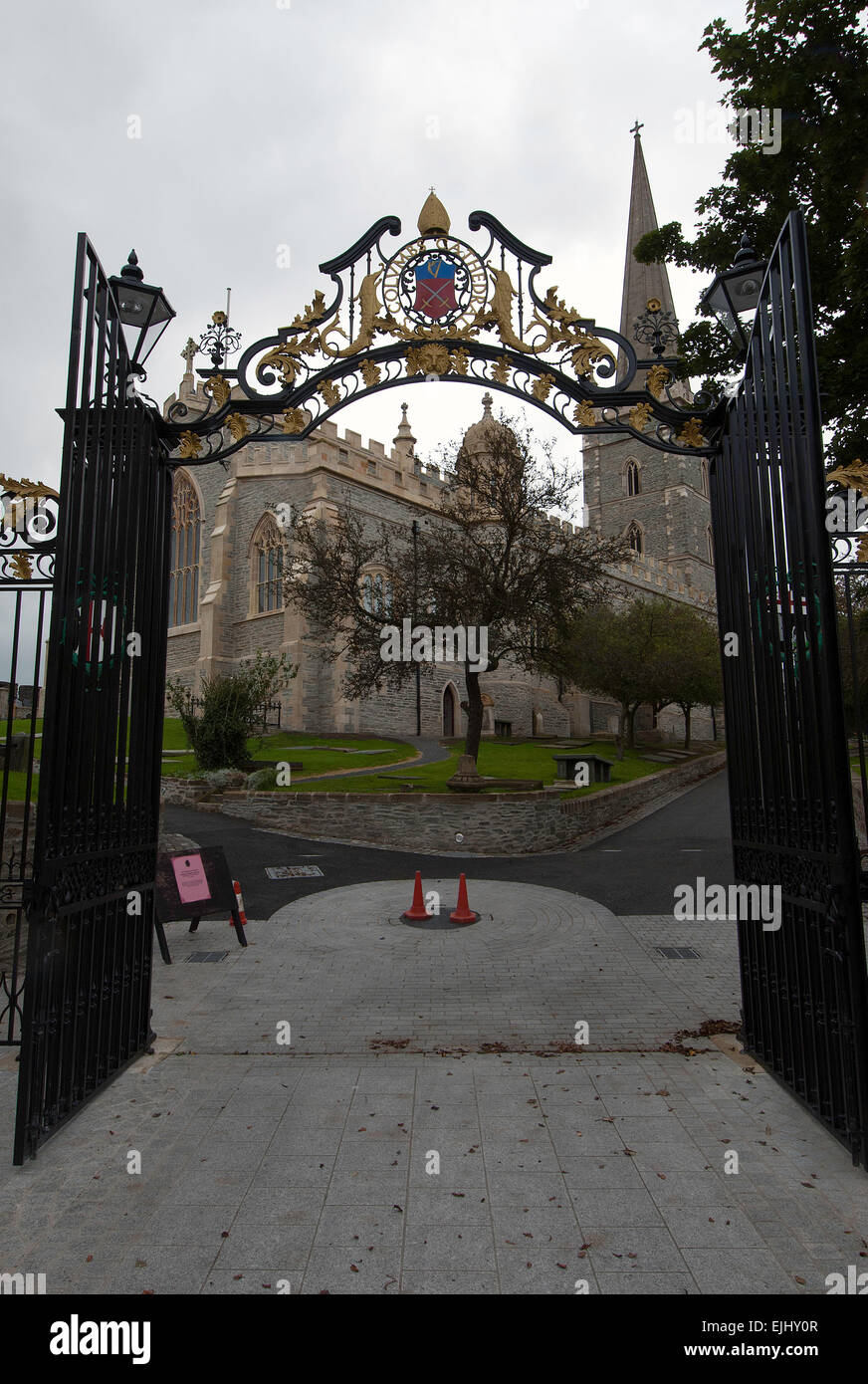 St Columb's Cathedral, visto attraverso le sue porte anteriori Foto Stock