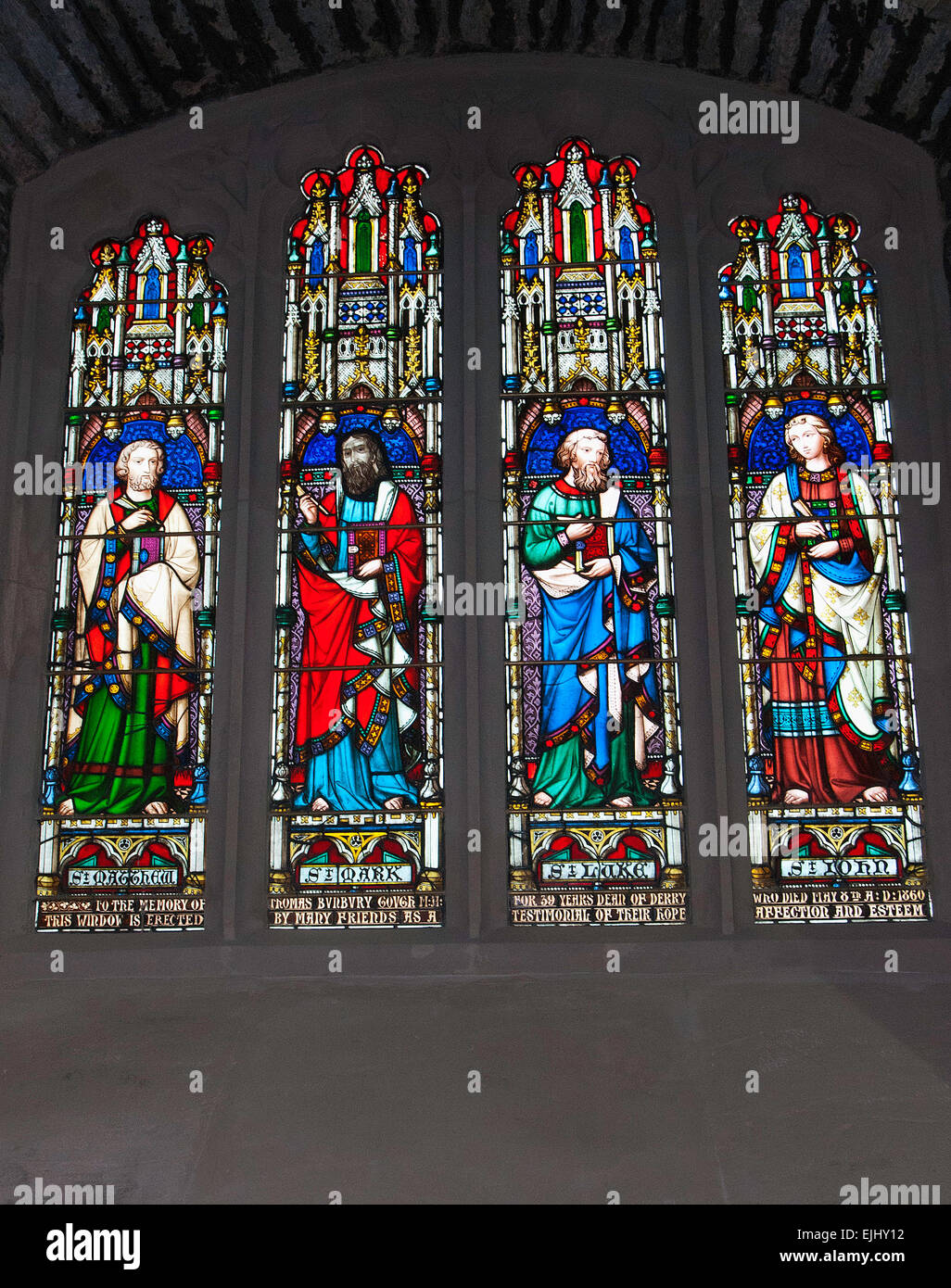 Le finestre di vetro macchiate in st columb's Cathedral, Derry, Irlanda del Nord Foto Stock